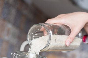 Ρίξτε το ρύζι στο μπουκάλι και ανακινήστε. Ασήμαντο και εξαλείφει ένα δυσάρεστο πρόβλημα